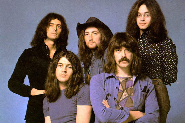 Segunda formação do Deep Purple (mark II), considerada a clássica: em pé, da esq. para a dir, Ritchie Blackmore (guitarra), Roger Glover (baixo) e Ian Paice (bateria; sentados: Ian Gillan (esq.) e Jon Lord (teclados) (FOTO: DIVULGAÇÃO)