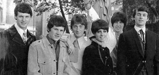 Episode Six em 1967: da esq. para a dir., Harvery Shield, Tony Lander, Roger Glover, Sheila Carter, Graham Carter e Ian Gillan (FOTO: DIVULGAÇÃO)